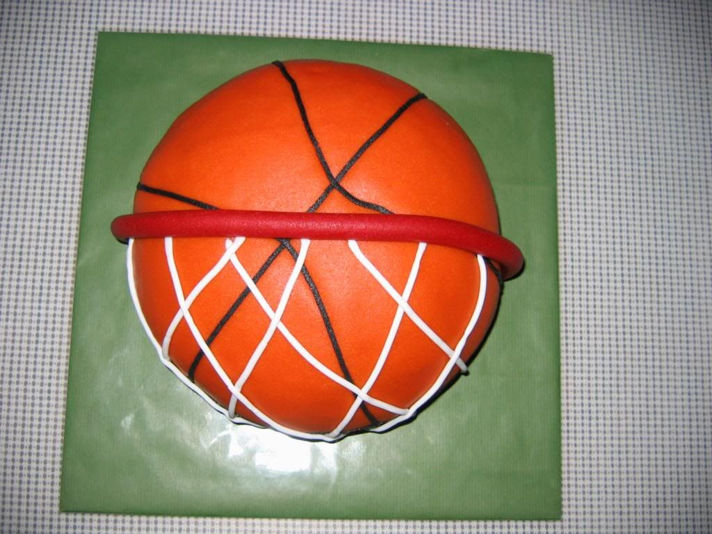 http://i749.photobucket.com/albums/xx133/keukentje1/Basketbaltaart001_zps0ea9ec69.jpg